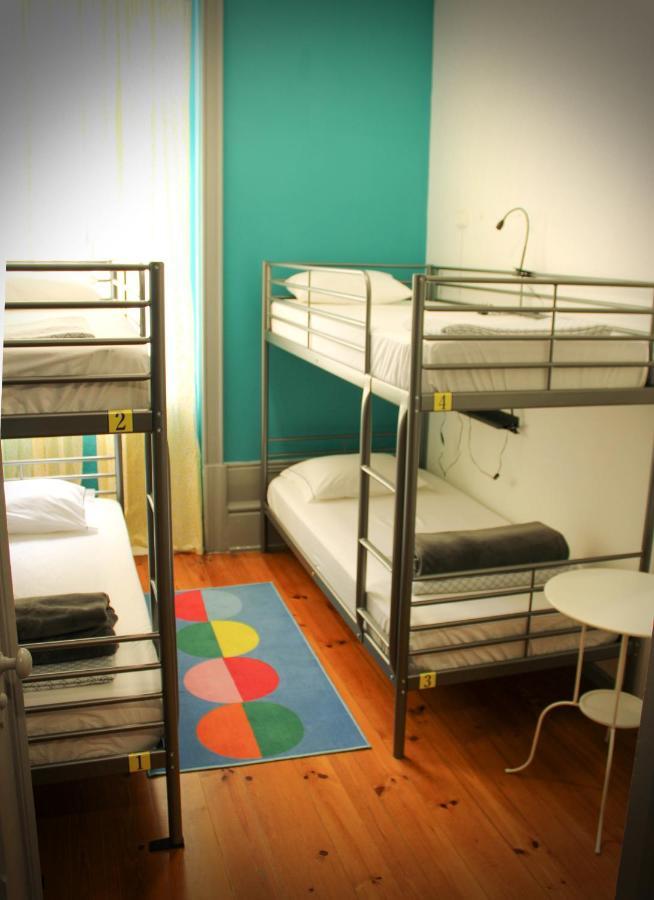 Cama num Dormitório Misto com 4 Camas